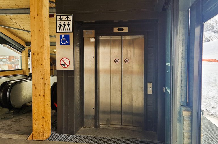 Pres d'ascenseurs accessibles handicapés